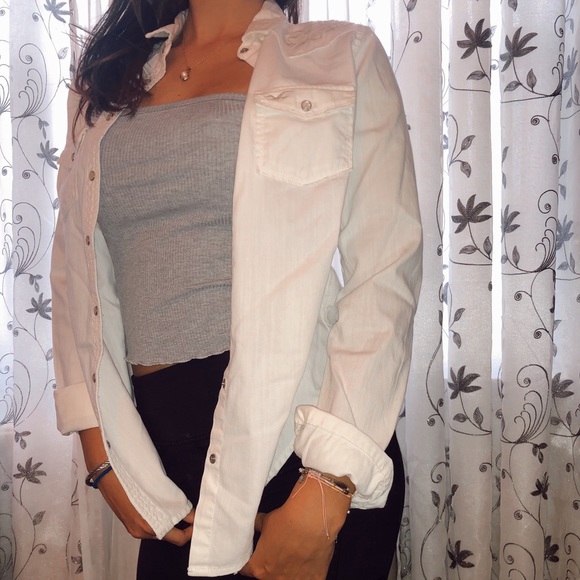🦋Hollister White embroidered snap button down - Picture 2 of 8
